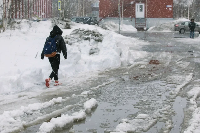 Школьница отморозила уши в столице ХМАО. ФОТО Школьница отморозила уши в столице ХМАО. ФОТО