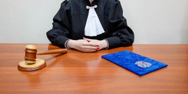 ​Житель Нижневартовска получил срок за порчу машины и угрозу ножом подросткам