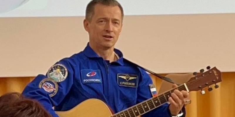 ​Первый космонавт из ХМАО Рыжиков сыграл на гитаре для учеников родной школы