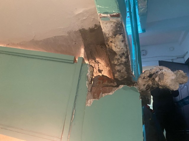 ​В ХМАО в многоквартирном доме из-за порыва теплосетей обрушилась лестница