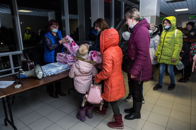 Власти Югры готовят пакет мер по поддержке прибывших в регион жителей ДНР и ЛНР