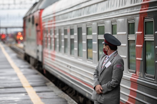 ​В Сургуте перед железнодорожным переездом образовалась пробка. Фото, видео