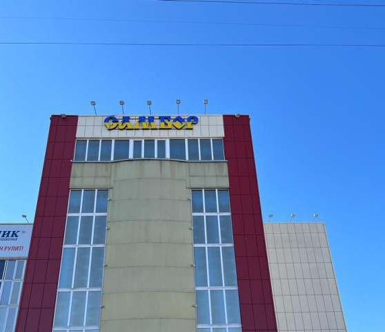 В Сургуте вандалы закрасили вывеску бизнес-центра с цветами флага Украины