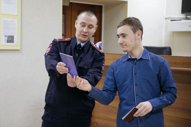 Полицейские Сургутского района вручили паспорт гражданина РФ уроженцу Донбасса