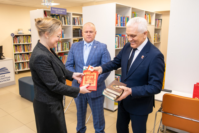Депутаты Сургутского района подарили детям книги
