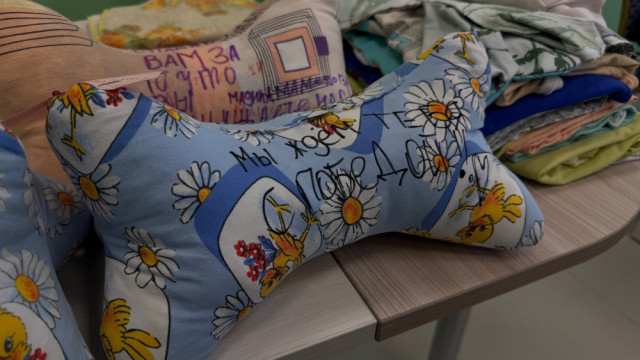 Школьники Сургутского района шьют специальные подушки для бойцов СВО