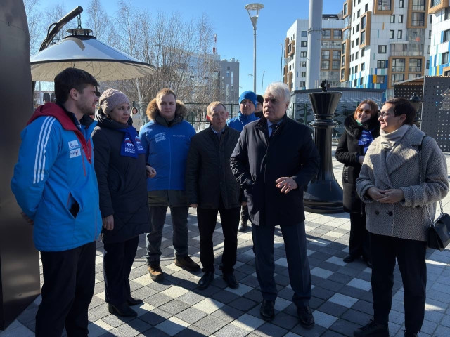 Павел Завальный оценил состояние шахматного сквера в Ханты-Мансийске