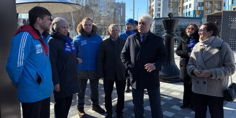 Павел Завальный оценил состояние шахматного сквера в Ханты-Мансийске