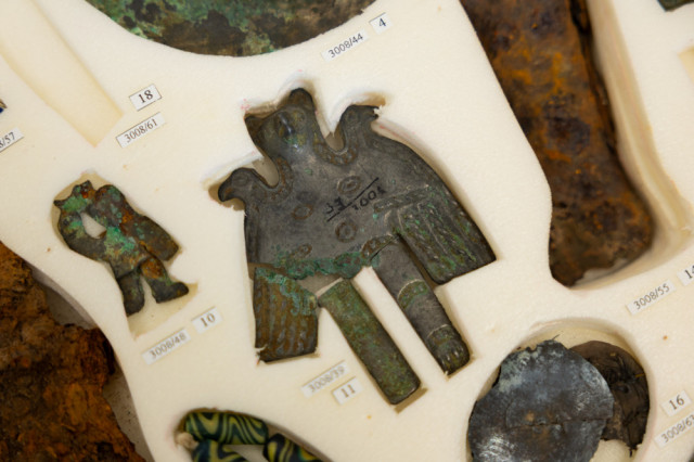 В Сургутском районе готовят привезенные артефакты к экспонированию