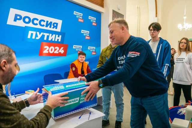 ​Югра передала в штаб Путина подписи жителей округа