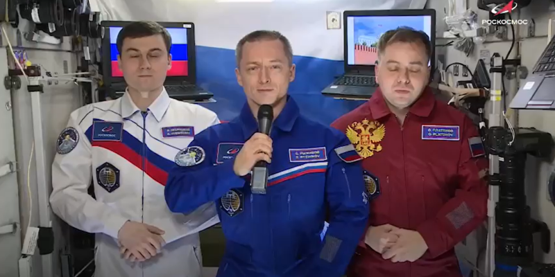 ​Космонавт из Нижневартовска Сергей Рыжиков поздравил землян с Днем единства. Видео