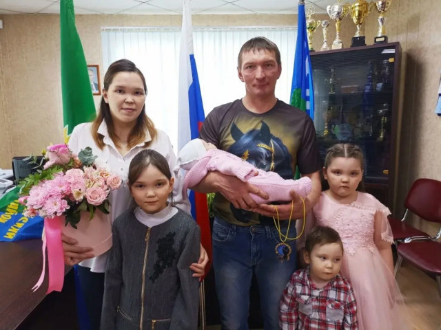 В Угуте прошла торжественная регистрация новорожденной в хантыйской многодетной семье