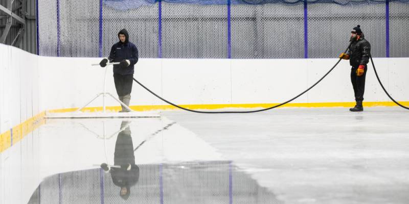 В Сургутском районе заливают ледовые катки