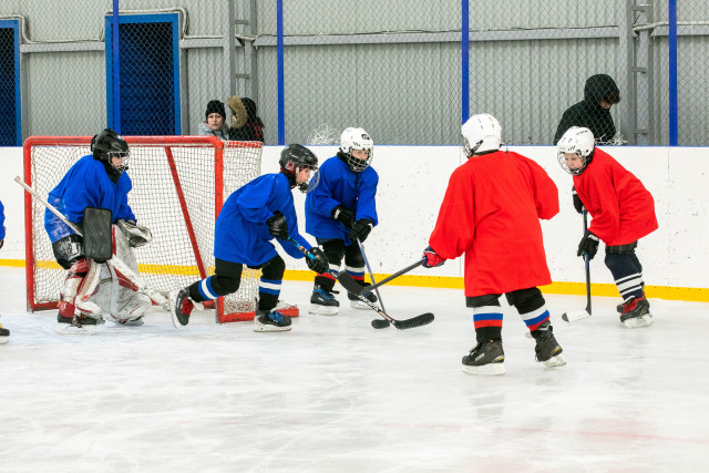 Инклюзивный хоккей объединил спортсменов из Сургутского района и Нефтеюганска