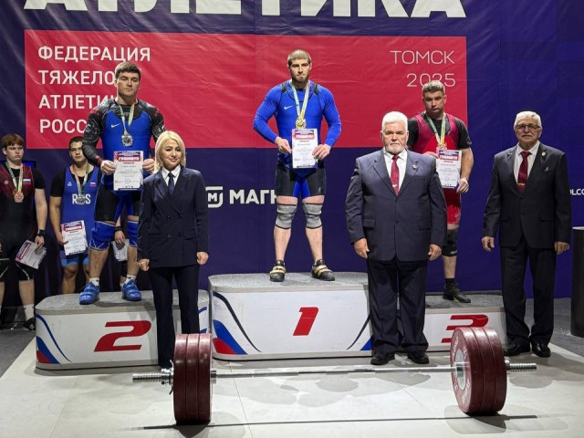 Спортсмен из Сургутского района одержал победу на Кубке Сибири по тяжелой атлетике