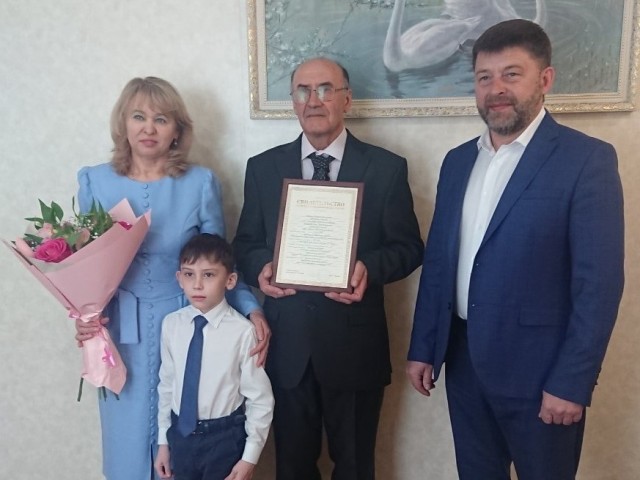 ​Семья Закировых из Солнечного отметила рубиновый юбилей