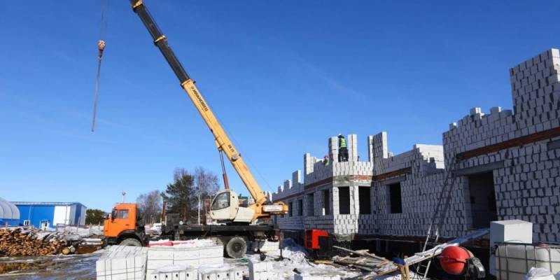 Глава Сургутского района посетил строительную площадку будущего дома в Ляминой