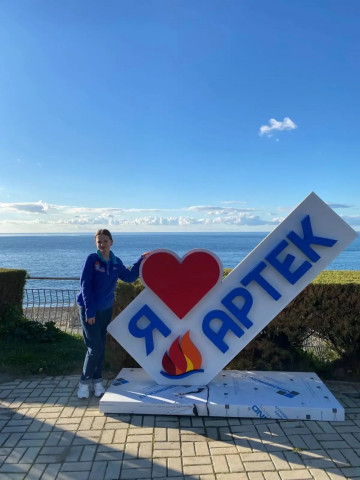 Школьницы Сургутского района участвуют в сменах Международного детского центра «Артек» Школьницы Сургутского района участвуют в сменах Международного детского центра «Артек»