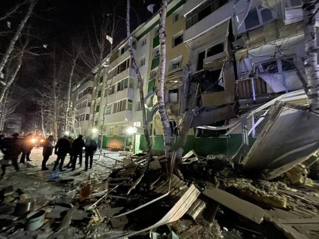 ​Жильцов дома в Нижневартовске после взрыва разместили в школе