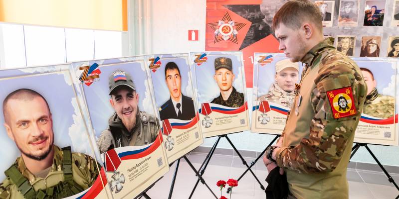 В Сургутском районе увековечили память выпускников, погибших на СВО.