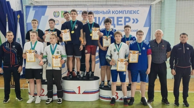 Юные силачи Сургутского района покорили гири в честь Дня космонавтики