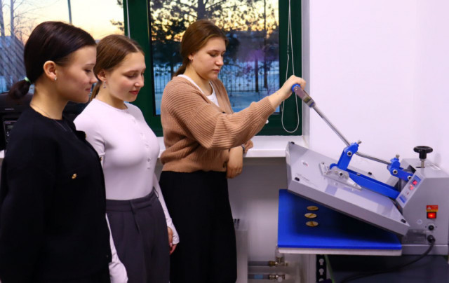 Подростки Сургутского района создали новогодние сувениры для участников СВО Подростки Сургутского района создали новогодние сувениры для участников СВО