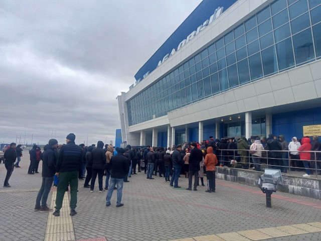 ​В Сургуте сотни мобилизованных собрались на контрольную явку. Фото и видео