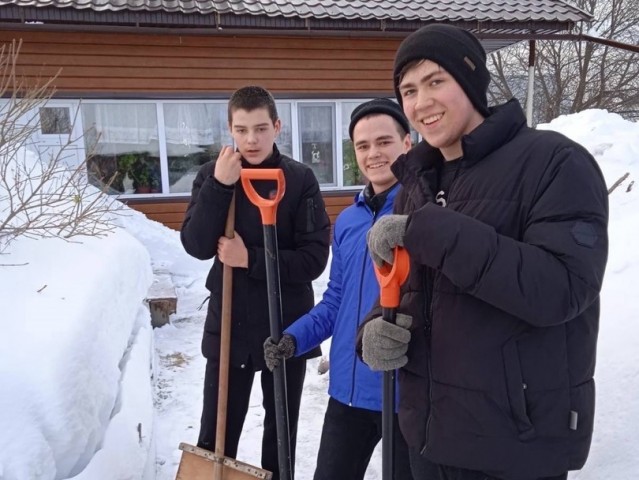 ​Школьники Белого Яра спасли ветерана из снежного плена