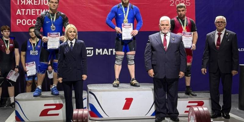 Спортсмен из Сургутского района одержал победу на Кубке Сибири по тяжелой атлетике Спортсмен из Сургутского района одержал победу на Кубке Сибири по тяжелой атлетике