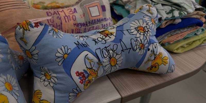 Школьники Сургутского района шьют специальные подушки для бойцов СВО Школьники Сургутского района шьют специальные подушки для бойцов СВО