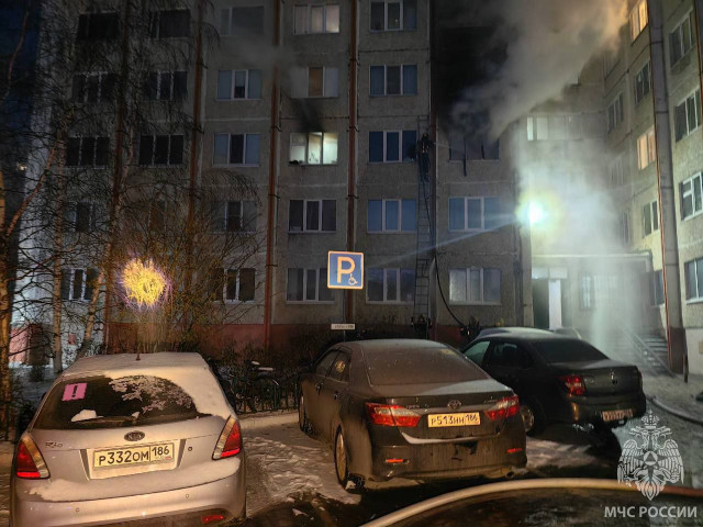 ​Несколько десятков человек пришлось эвакуировать спасателям из-за пожара в Сургуте