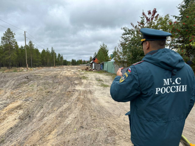 Специалисты управления по делам ГО и ЧС проверили состояние минерализованной полосы в Лянторе