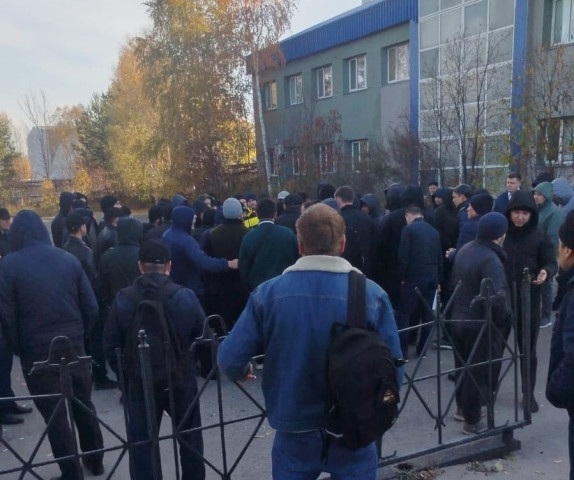 В ХМАО водитель-нефтяник встал поперек дороги, не пропустив на работу десятки коллег