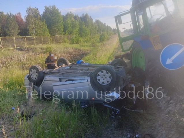 В ХМАО водитель легковушки решил обогнать трактор и улетел в кювет