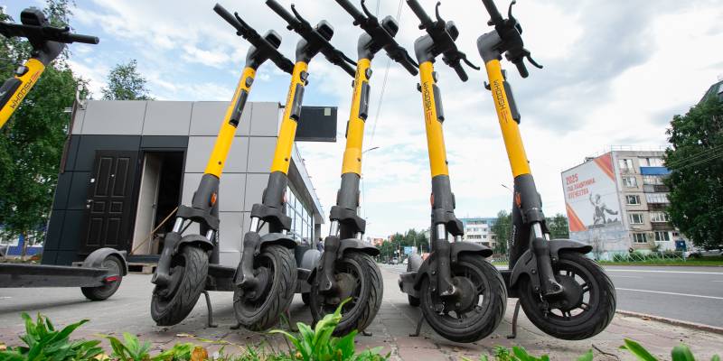 Деревья, дедовский гараж, крыши: топ неожиданных мест, где находили электросамокаты в Сургуте