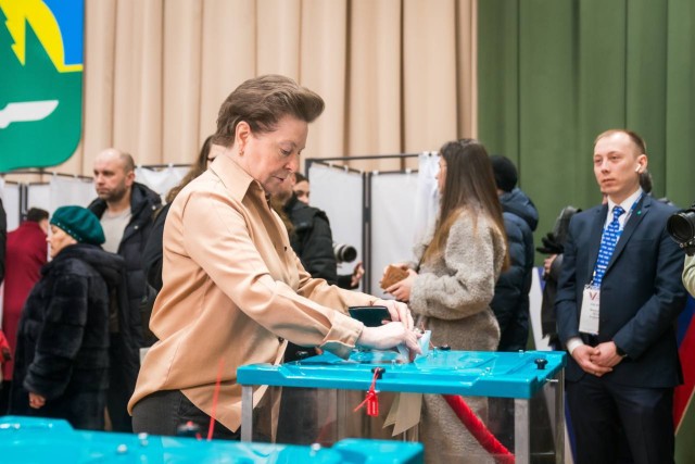 Губернатор ХМАО Наталья Комарова проголосовала на президентских выборах