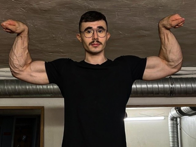 Армрестлер из ХМАО, снявшийся в популярном шоу &laquo;Титаны&raquo; на ТНТ, готовился к съемкам в постели