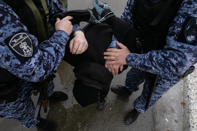 В Сургуте силовики задержали директора стройфирмы из-за организации незаконной миграции. ВИДЕО