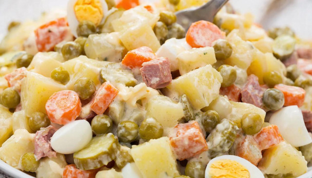 «Индекс оливье» снова вырос: аналитики посчитали стоимость самого популярного новогоднего салата