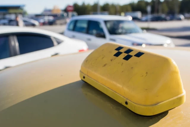 В ХМАО есть риск роста цен на такси из-за блокировки водителей без лицензии