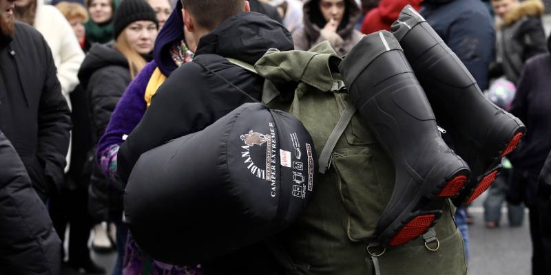 Военнослужащий из ХМАО вернулся из зоны СВО, сделав сюрприз семье