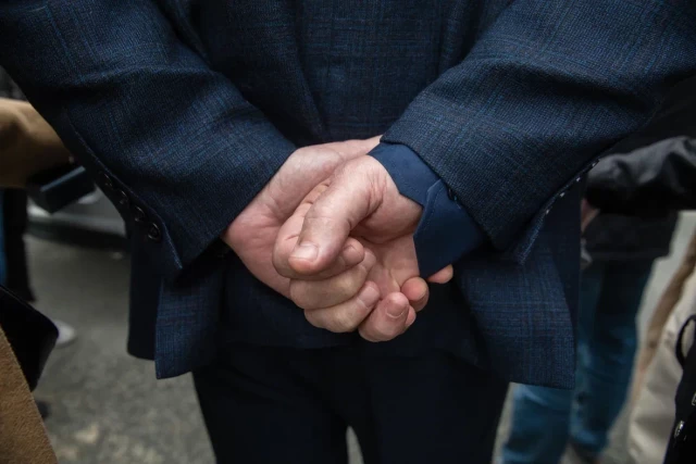 Депутат из Урая собирает подписи жителей за отставку мэра Депутат из Урая собирает подписи жителей за отставку мэра