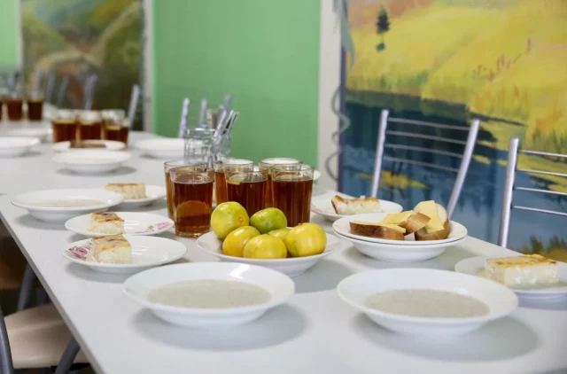 Нехватка персонала и скудное меню: в школе Нижневартовска разгорается очередной скандал