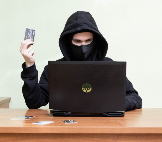 В ХМАО 9-летняя девочка лишила бабушку более полумиллиона рублей по указке мошенников