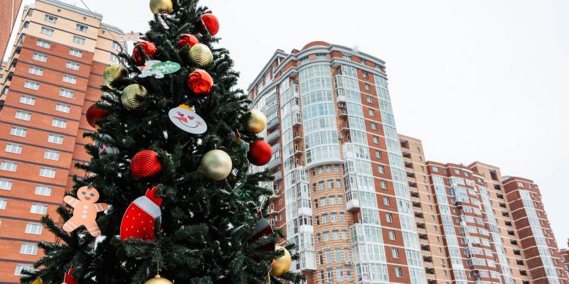 Праздник к нам приходит: Сургут начали украшать к Новому году