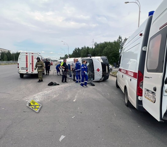 В ХМАО перевернулась машина скорой помощи с пациентом внутри. Бастрыкин взял дело на контроль