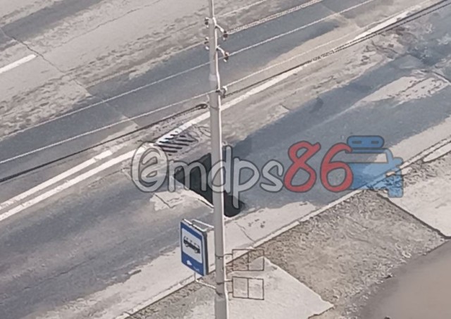 В Сургуте на одной из улиц обрушилась дорога В Сургуте на одной из улиц обрушилась дорога