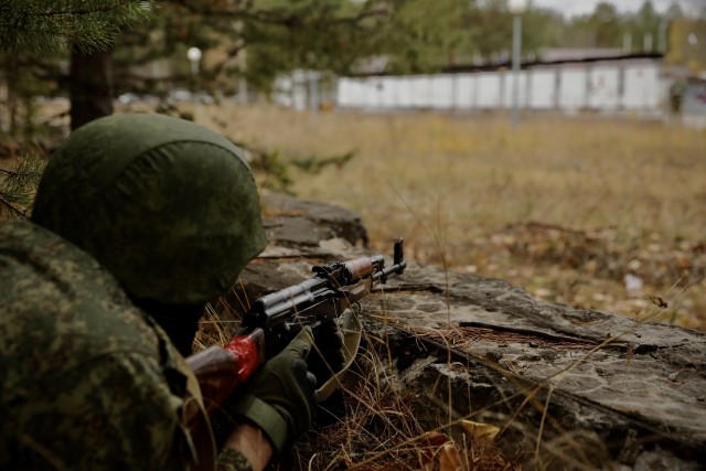 В ХМАО военнослужащий вернулся из зоны СВО и устроил сюрприз дочери. Видео