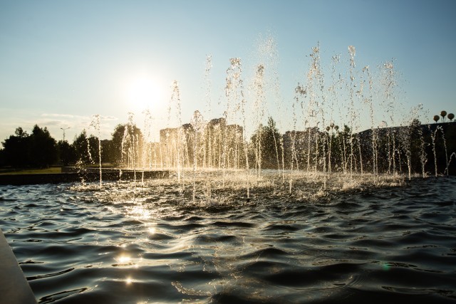 Дети в Нижневартовске открыли плавательный сезон в фонтанах и лужах