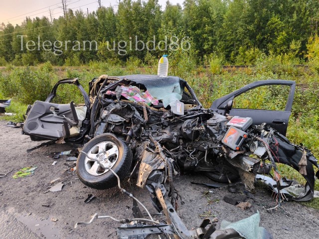 В ХМАО произошло жесткое ДТП с большегрузом, от легковушки остался металлолом